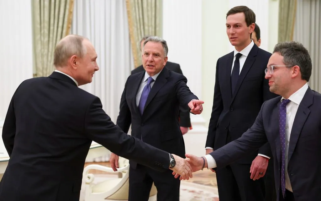 Tổng thống Nga Vladimir Putin (bên trái) chào đón các đặc phái viên của Tổng thống Mỹ, gồm ông Steve Witkoff (giữa bên trái), ông Jared Kushner tại Điện Kremlin, ở Moscow, ngày 22/1/2026 (Ảnh: AP)