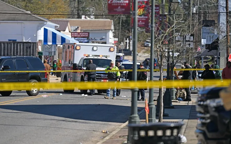 Cảnh sát điều tra tại hiện trường vụ xả súng (Ảnh: AP)