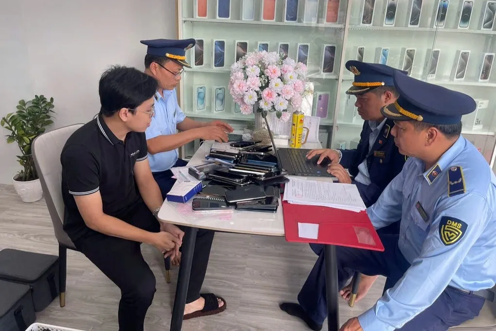 Cận Tết Nguy&ecirc;n đ&aacute;n 2026, h&agrave;ng loạt vụ bu&ocirc;n b&aacute;n iPhone, mỹ phẩm, m&aacute;y n&ocirc;ng nghiệp lậu bị ph&aacute;t hiện- Ảnh 1.