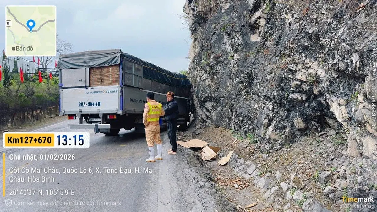 Lật xe tải tr&ecirc;n quốc lộ 6 khiến một người bị thương nặng- Ảnh 1.