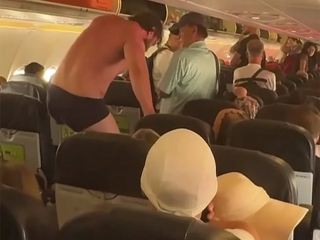 H&agrave;nh kh&aacute;ch g&acirc;y rối tr&ecirc;n chuyến bay từ Nha Trang sang Th&aacute;i Lan, m&aacute;y bay phải hạ c&aacute;nh khẩn- Ảnh 1.