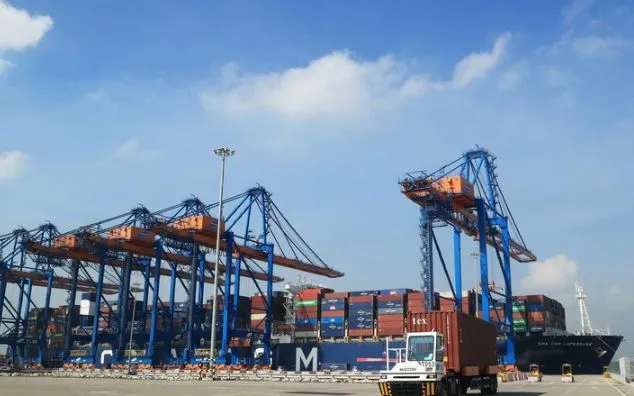 Xe chở container hoạt động trên cảng quốc tế Gemalink thuộc hệ thống Cảng biển Cái Mép (phường Tân Phước). Ảnh: Hồng Đạt