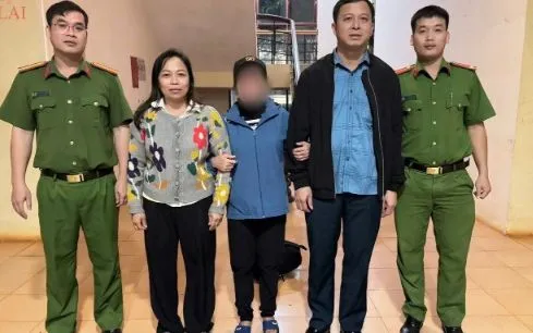 Người thân đến cơ quan chức năng xã khu vực biên giới đón nhận chị N trở về nhà