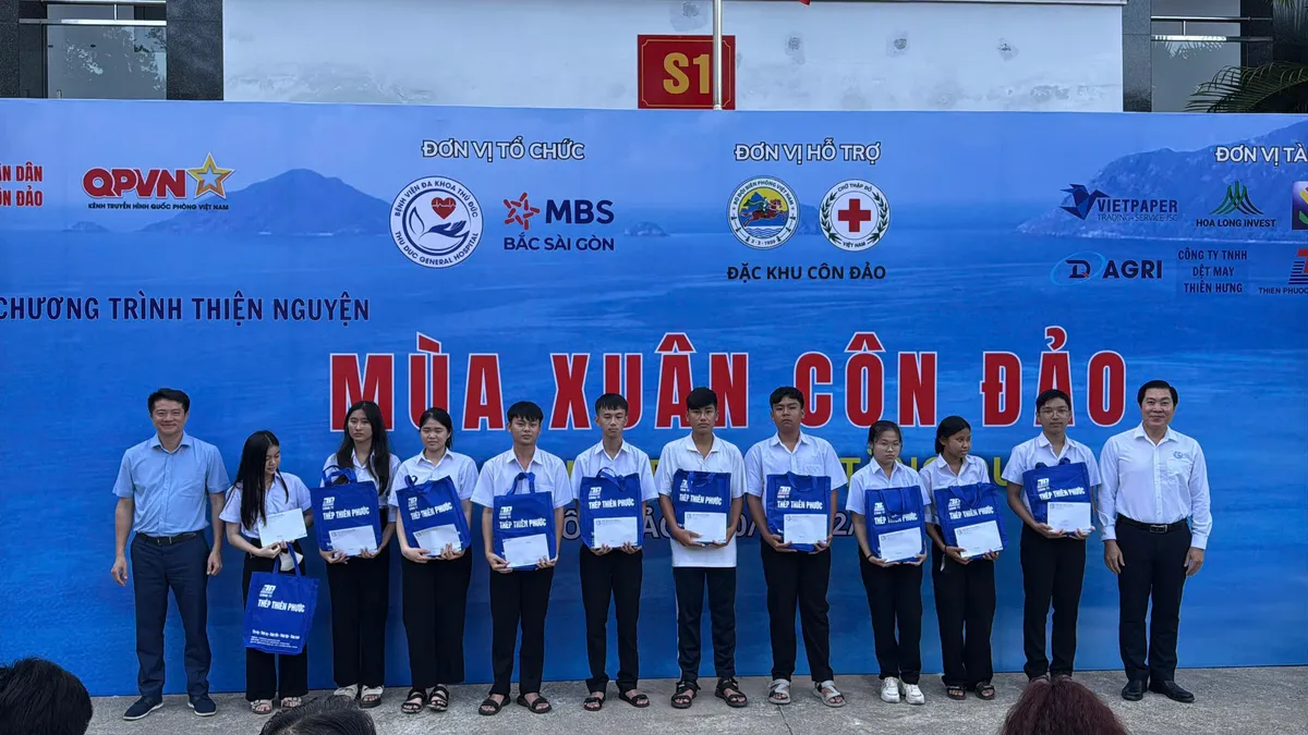 TP Hồ Ch&iacute; Minh: Nhiều hoạt động chăm lo Tết cho qu&acirc;n v&agrave; d&acirc;n đặc khu C&ocirc;n Đảo- Ảnh 1.