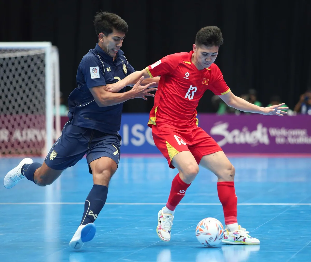 Tuyển futsal Việt Nam thua Th&aacute;i Lan, v&agrave;o tứ kết ch&acirc;u &Aacute; với ng&ocirc;i nh&igrave; bảng- Ảnh 1.
