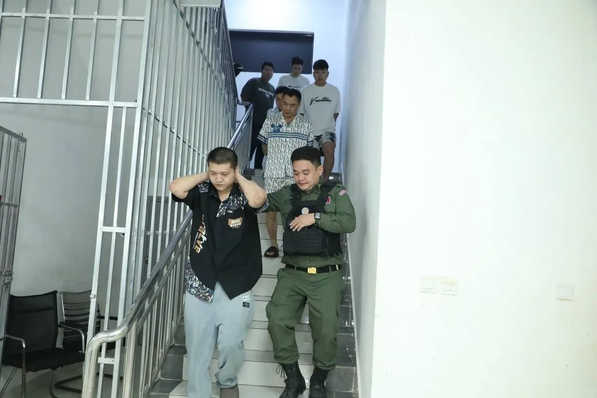 Campuchia triệt phá trung tâm lừa đảo lớn, bắt giữ hơn 2.000 người nước ngoài- Ảnh 3. Campuchia triệt phá trung tâm lừa đảo lớn, bắt giữ hơn 2.000 người nước ngoài- Ảnh 3.