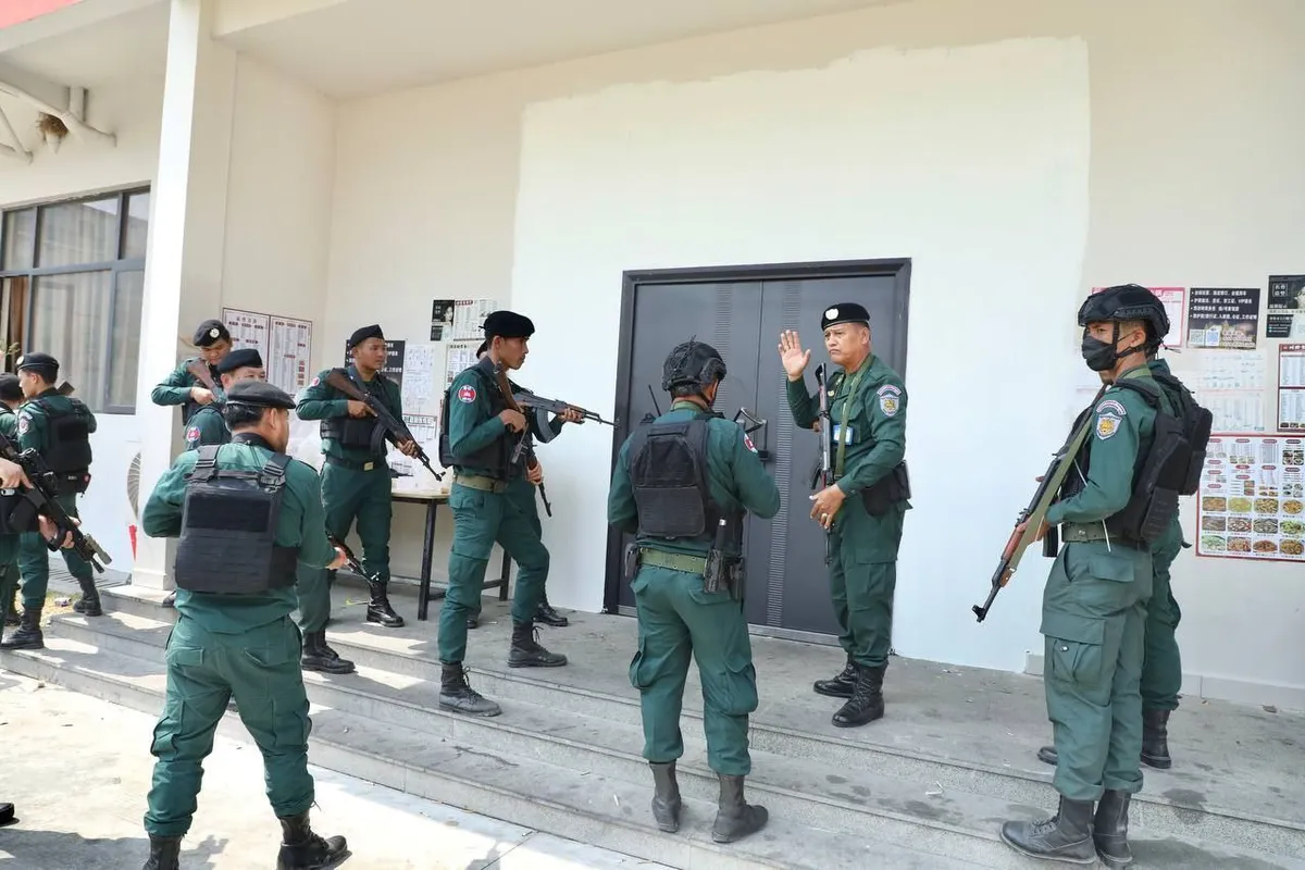 Campuchia triệt phá trung tâm lừa đảo lớn, bắt giữ hơn 2.000 người nước ngoài- Ảnh 1. Campuchia triệt phá trung tâm lừa đảo lớn, bắt giữ hơn 2.000 người nước ngoài- Ảnh 1.