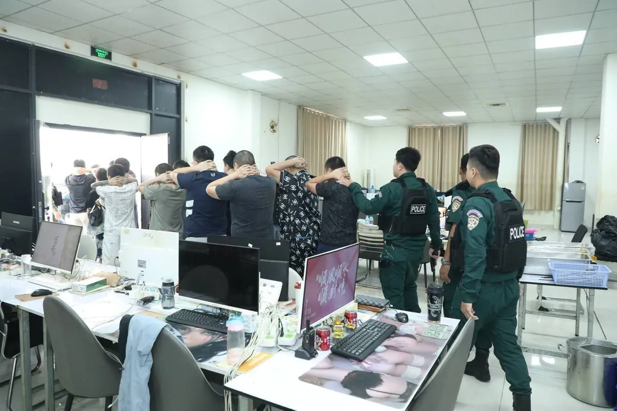 Campuchia triệt phá trung tâm lừa đảo lớn, bắt giữ hơn 2.000 người nước ngoài- Ảnh 2. Campuchia triệt phá trung tâm lừa đảo lớn, bắt giữ hơn 2.000 người nước ngoài- Ảnh 2.