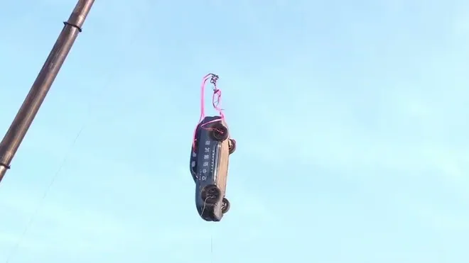 H&atilde;ng xe Trung Quốc thử độ bền theo c&aacute;ch &ldquo;kh&ocirc;ng giống ai&rdquo;: Thả rơi, để xe bồn đ&egrave;, cho c&acirc;y đổ v&agrave;o th&acirc;n xe- Ảnh 3.