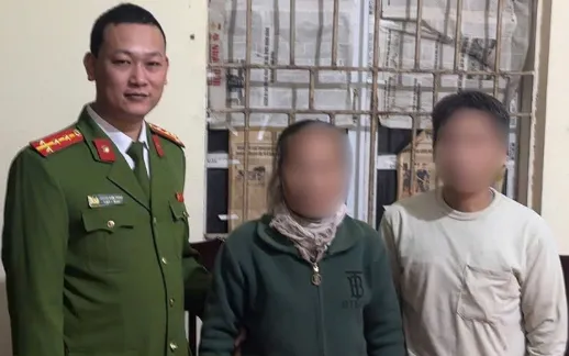 Công an xã Hát Môn bàn giao bà Đ.T.C cho người thân đón về gia đình an toàn.