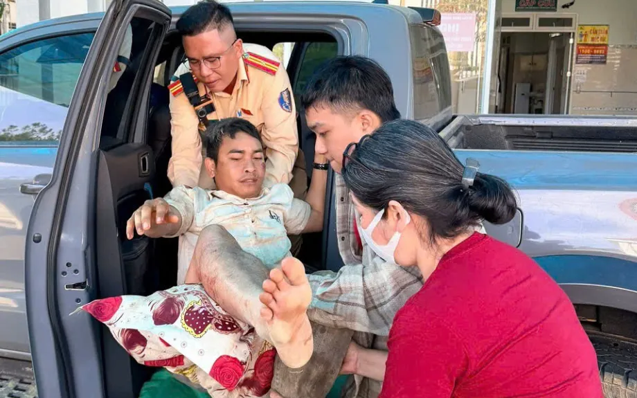 Lực lượng CSGT hỗ trợ người dân kịp thời đến bệnh viện cấp cứu.