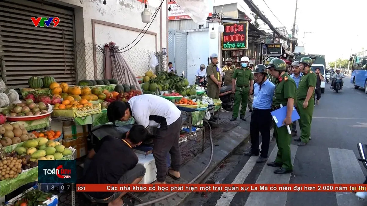 Nghịch lý tranh giành vỉa hè, chợ bỏ không