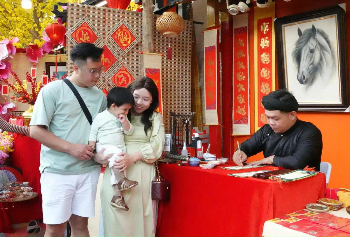 Khai mạc Lễ hội Tết Việt 2026: Đẹp xưa trong rạng rỡ hôm nay - Ảnh 17.