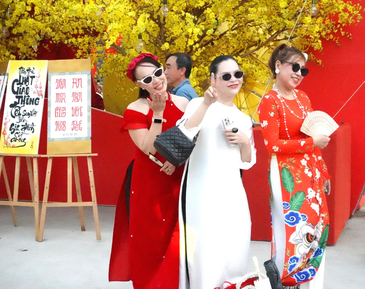 Khai mạc Lễ hội Tết Việt 2026: Đẹp xưa trong rạng rỡ hôm nay - Ảnh 13.