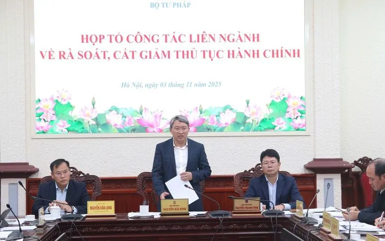 Bộ trưởng Bộ Tư pháp Nguyễn Hải Ninh chủ trì cuộc họp về tổ công tác liên ngành rà soát, cắt giảm thủ tục hành chính - Ảnh: BTP