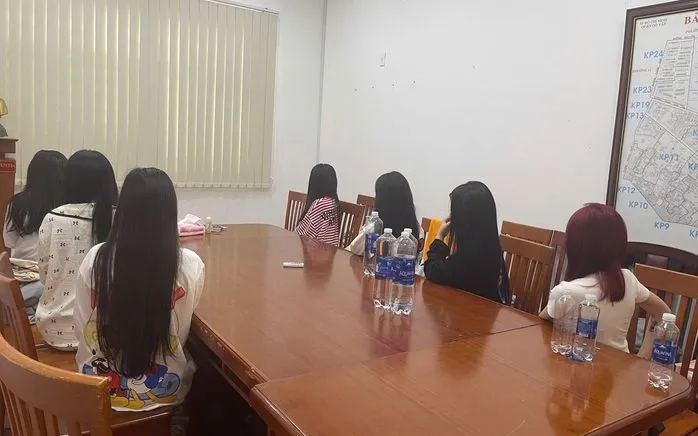 Các cô gái bị Công an phường Gò Vấp đưa về trụ sở.
