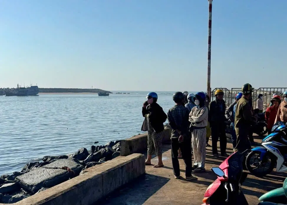 T&agrave;u c&aacute; ch&igrave;m tại cửa cảng La Gi, thuyền trưởng bị s&oacute;ng cuốn mất t&iacute;ch - Ảnh 1.