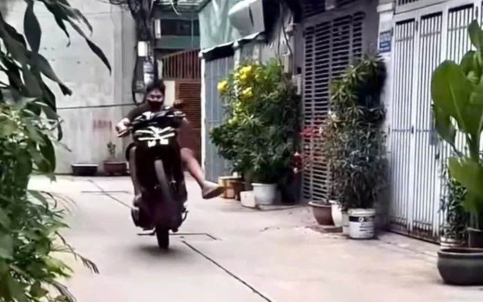 Hình ảnh thanh niên bốc đầu xe máy.