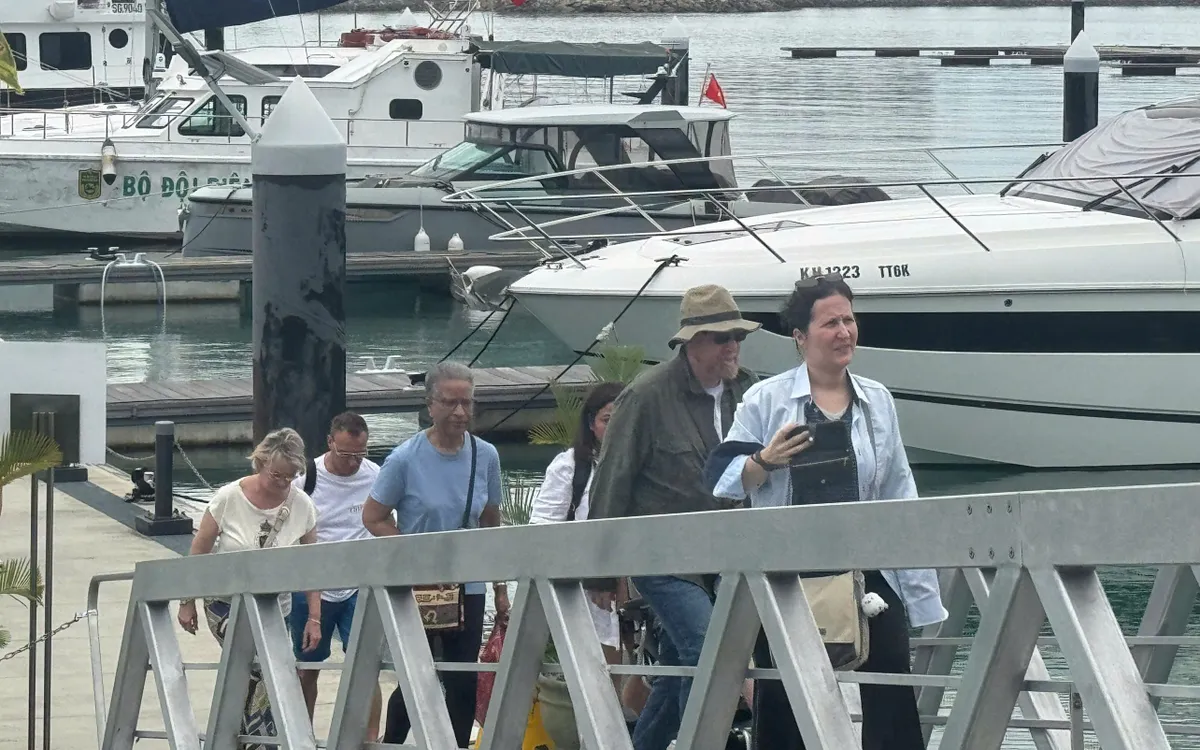 Sáng 1-2, tàu biển quốc tế Sirena (quốc tịch Bahamas) cập Cảng quốc tế Cam Ranh, đưa hơn 600 du khách đến khám phá các điểm đến đặc trưng của vùng đất xứ Trầm. 