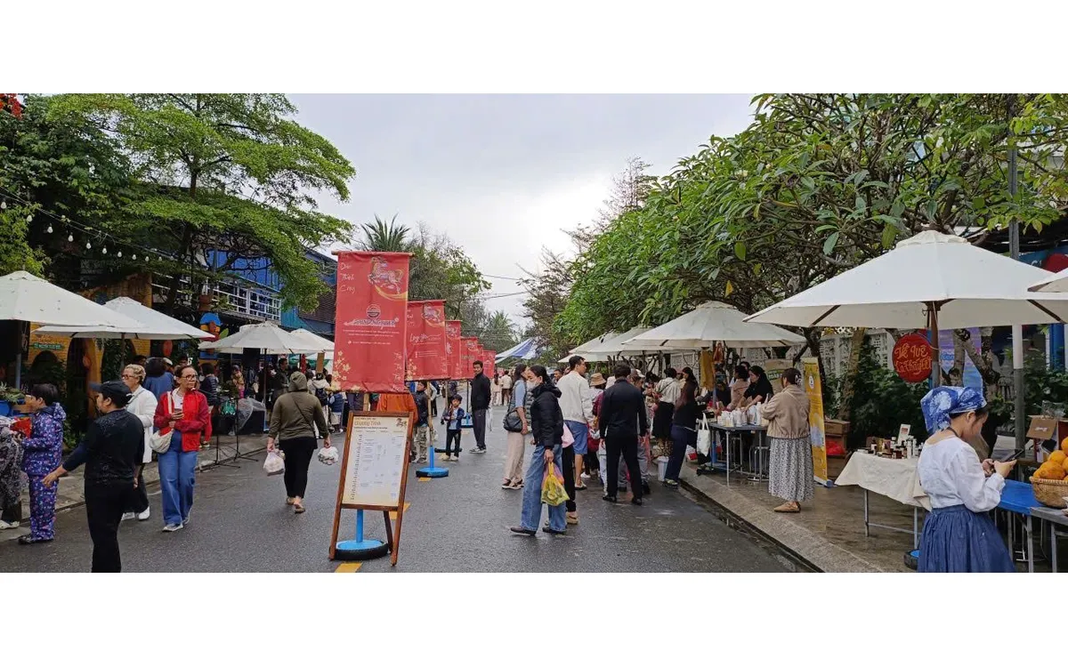 Chợ phiên Tân Thành - điểm hẹn xanh thu hút du khách quốc tế tại Đà Nẵng.