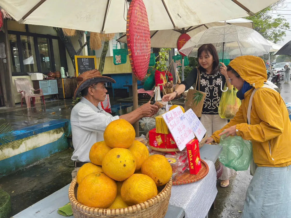 Chợ phi&ecirc;n T&acirc;n Th&agrave;nh - điểm hẹn xanh thu h&uacute;t du kh&aacute;ch quốc tế tại Đ&agrave; Nẵng - Ảnh 1.