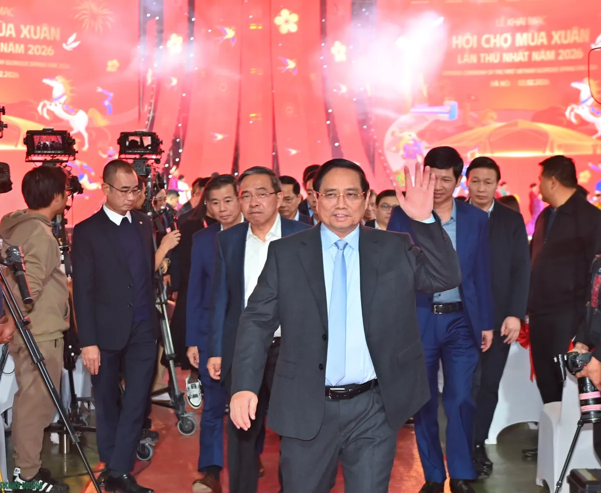 Thủ tướng Phạm Minh Ch&iacute;nh dự tổng duyệt khai mạc Hội chợ M&ugrave;a Xu&acirc;n 2026- Ảnh 1.
