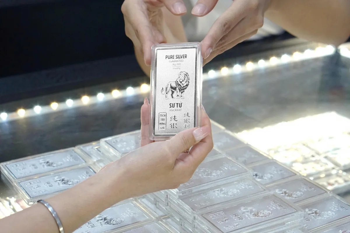 Gi&aacute; v&agrave;ng miếng s&aacute;ng 24/2 đi ngang - Ảnh 2.