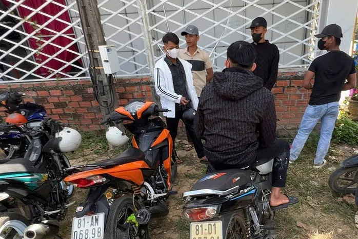 Chạy xe v&agrave;o đ&aacute;m cưới để n&eacute; CSGT, nh&oacute;m thanh ni&ecirc;n ở Gia Lai bị phạt 101 triệu đồng - Ảnh 1.