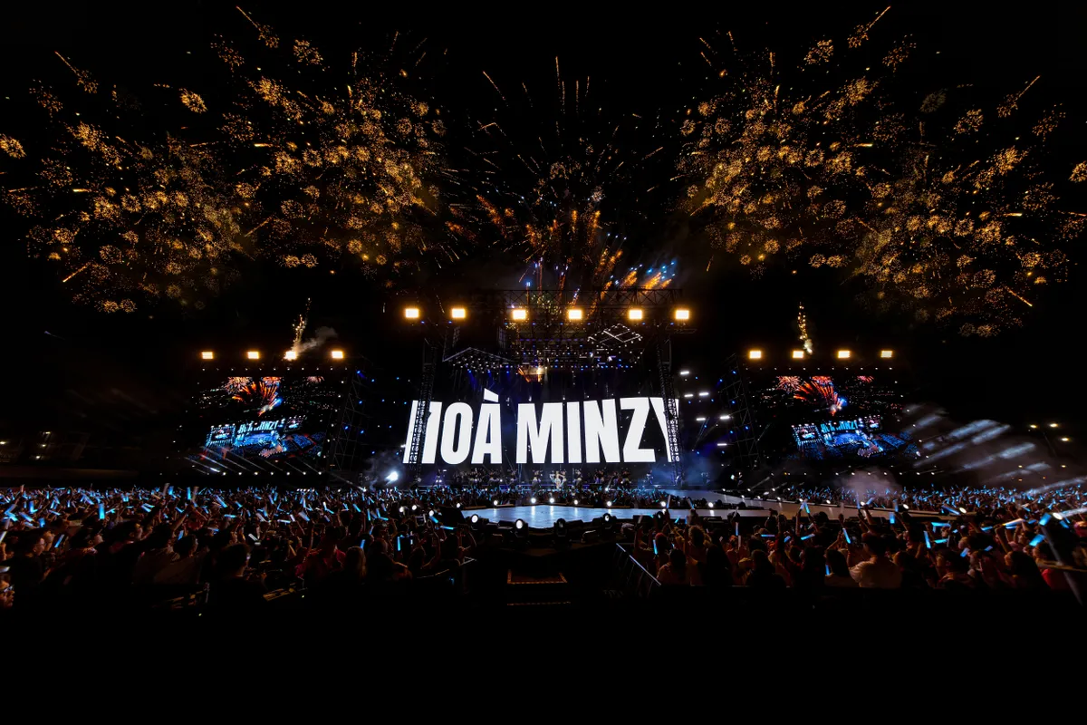 Hòa Minzy khoe thành tích khủng với 8.000 khán giả - Ảnh 1.