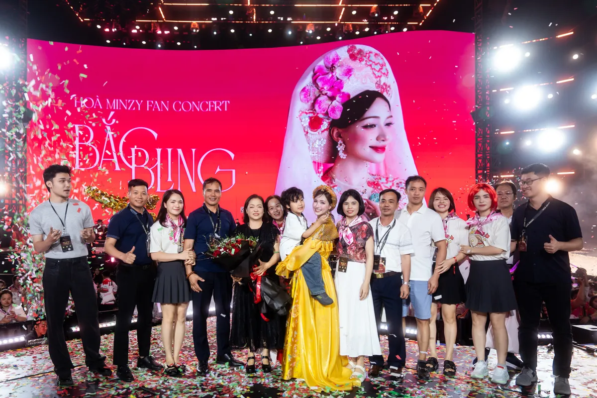 Hòa Minzy khoe thành tích khủng với 8.000 khán giả - Ảnh 9.