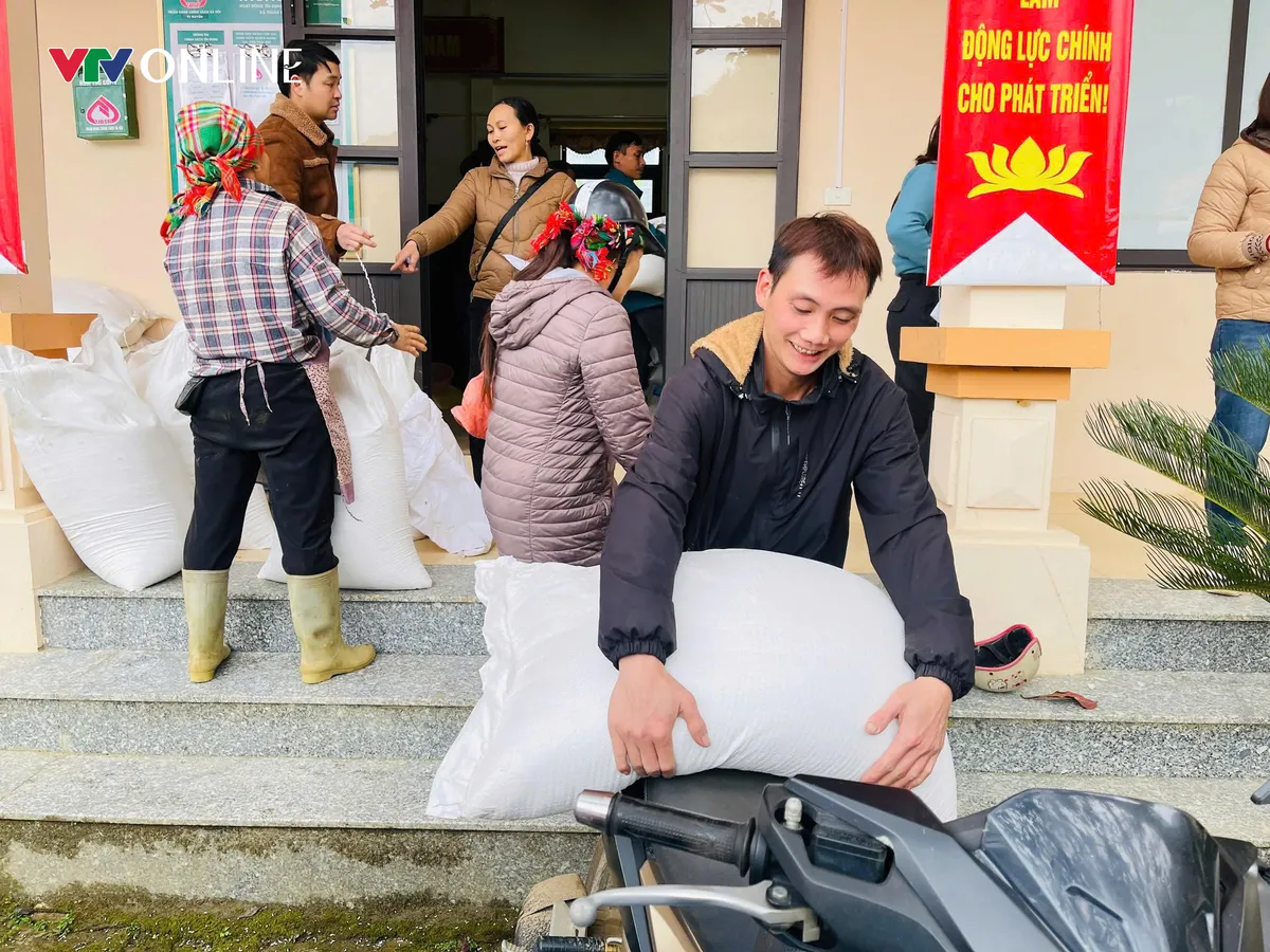 Tuy&ecirc;n Quang: Những bao gạo ấm l&ograve;ng người d&acirc;n Thuận H&ograve;a trong những ng&agrave;y gi&aacute;p Tết - Ảnh 2.