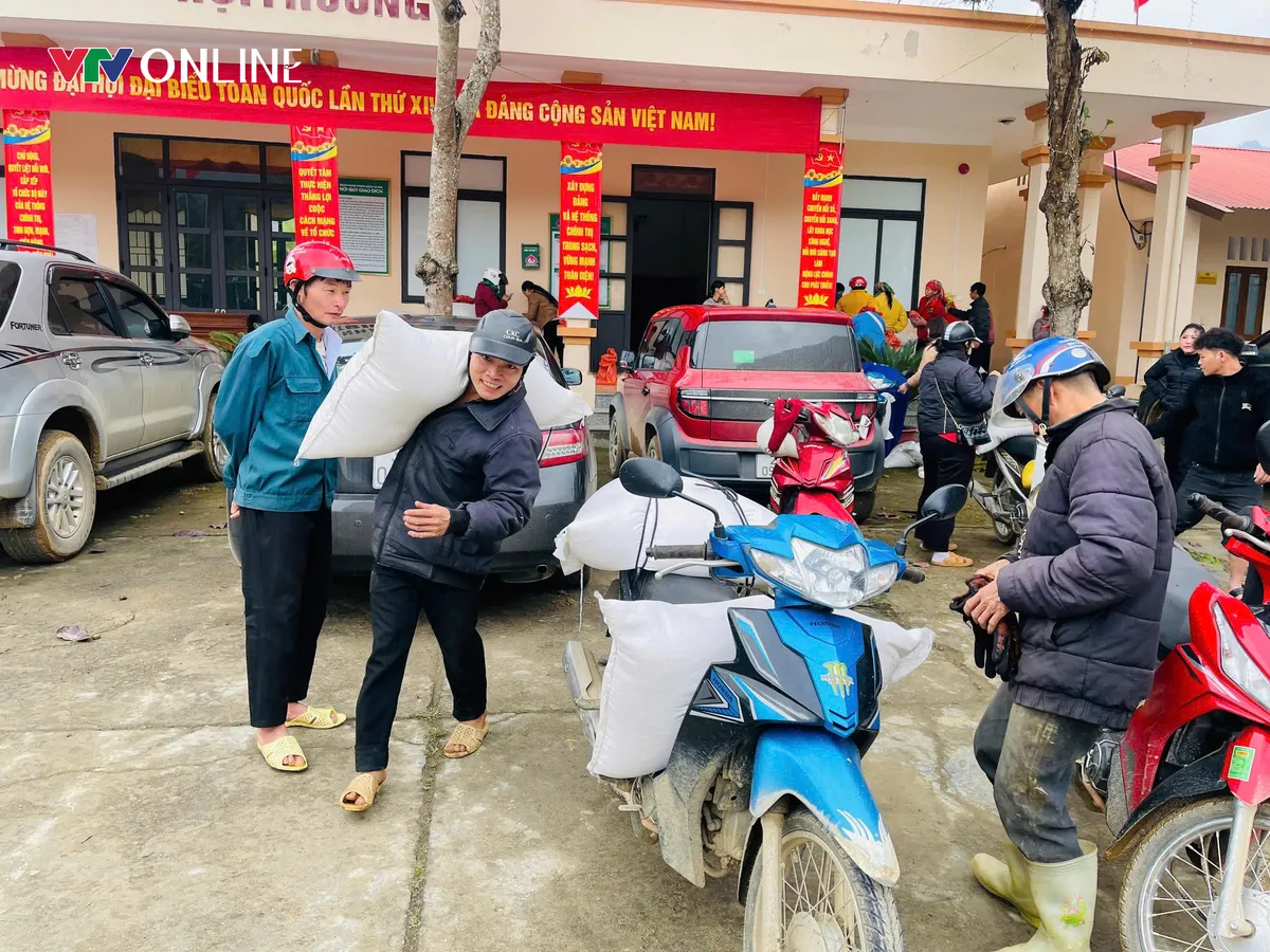 Tuy&ecirc;n Quang: Những bao gạo ấm l&ograve;ng người d&acirc;n Thuận H&ograve;a trong những ng&agrave;y gi&aacute;p Tết - Ảnh 1.