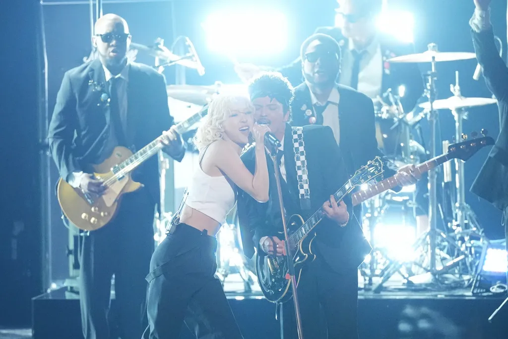 Bất ngờ v&agrave; nuối tiếc xung quanh kết quả lễ trao giải Grammy 2026 - Ảnh 6.