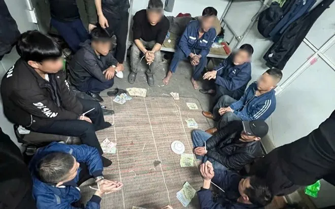 Đ&aacute;nh x&oacute;c đĩa tại c&ocirc;ng ty, 11 đối tượng ở Quảng Ninh bị khởi tố - Ảnh 1.