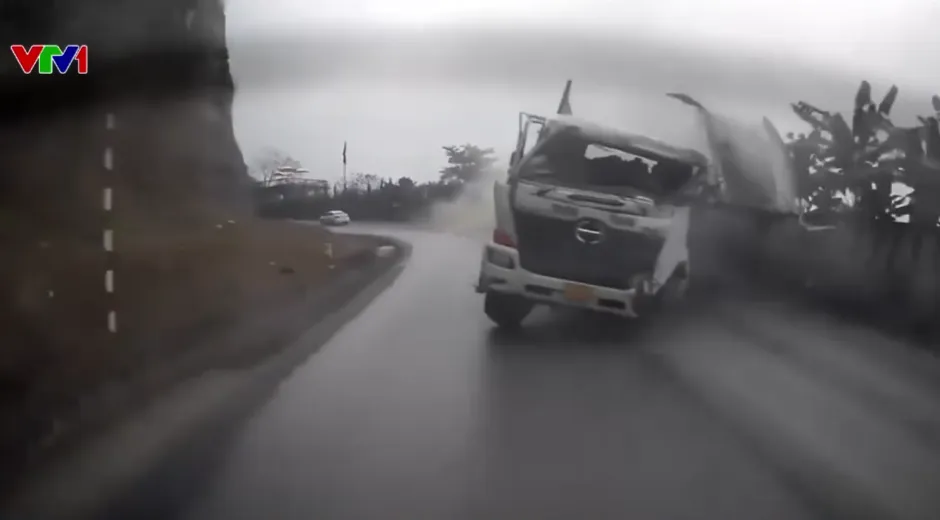 Xe tải nghi mất phanh lao nhanh tr&ecirc;n đường đ&egrave;o, su&yacute;t g&acirc;y tai nạn li&ecirc;n ho&agrave;n - Ảnh 1.