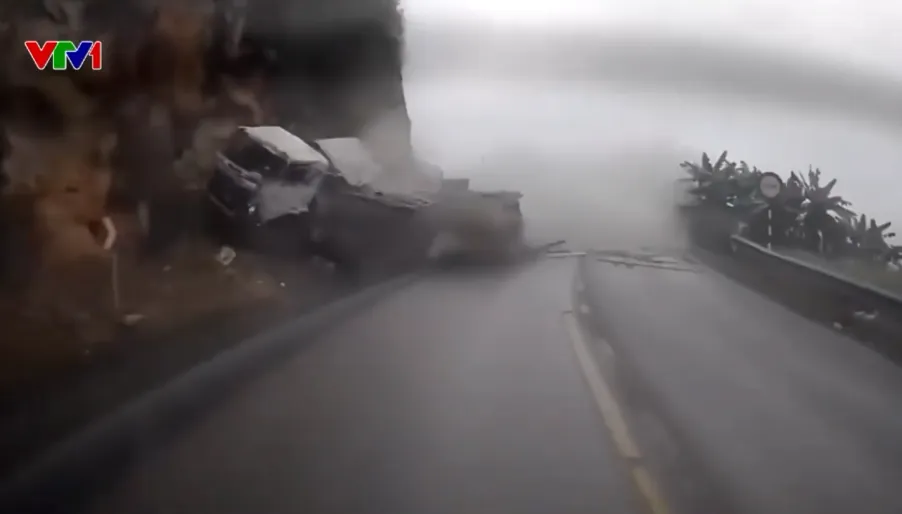 Xe tải nghi mất phanh lao nhanh tr&ecirc;n đường đ&egrave;o, su&yacute;t g&acirc;y tai nạn li&ecirc;n ho&agrave;n - Ảnh 2.