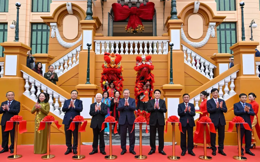 Tổng Bí thư Tô Lâm và Chủ tịch nước Lương Cường, cùng các đồng chí lãnh đạo, nguyên lãnh đạo Đảng, Nhà nước đã thực hiện nghi thức cắt băng khánh thành công trình Trụ sở làm việc Cơ quan Chủ tịch nước (Ảnh: Nhân Dân)