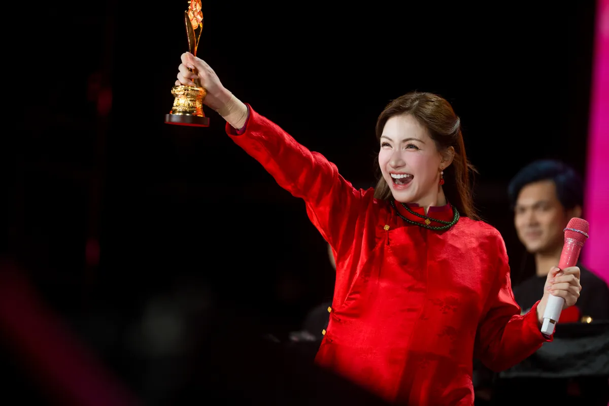 Hòa Minzy khoe thành tích khủng với 8.000 khán giả - Ảnh 5.