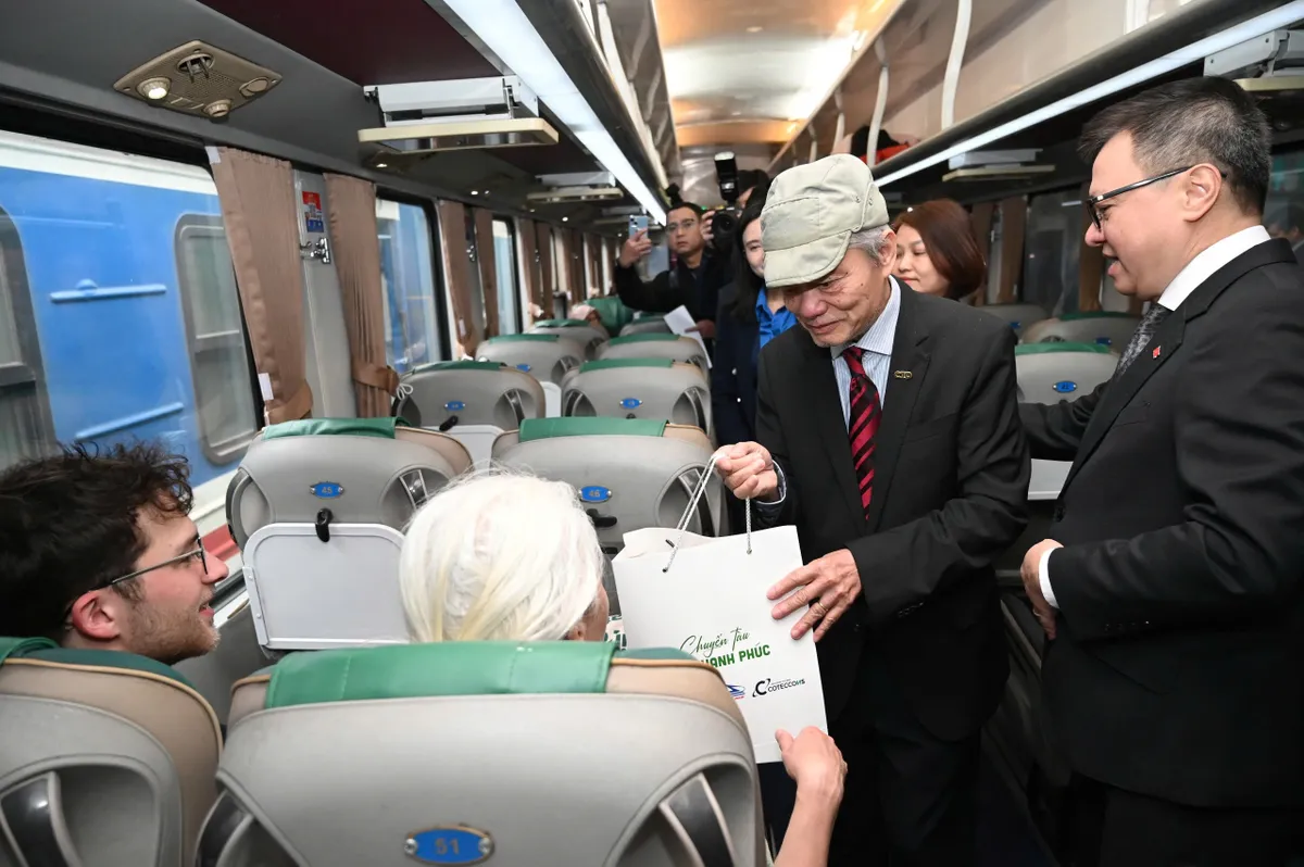 "Chuyến tàu Hạnh phúc" kể chuyện về con người, ẩm thực và bản sắc Việt trong mùa xuân mới - Ảnh 2.