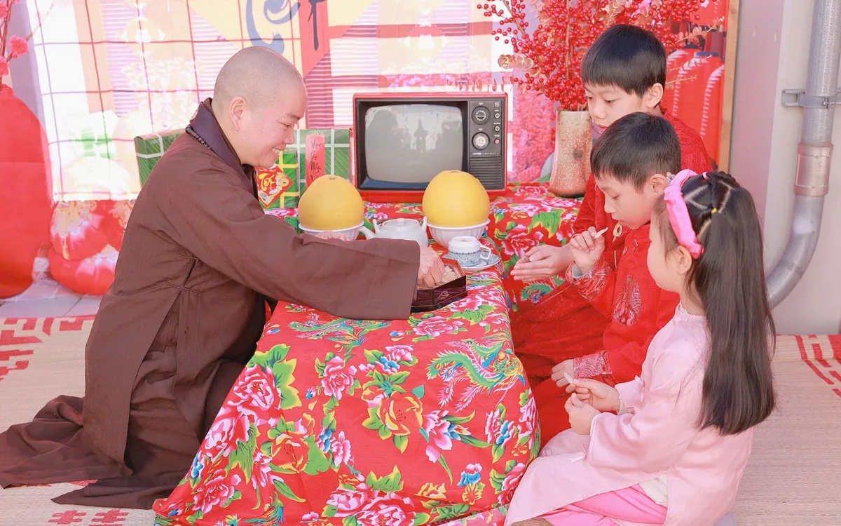 Văn hoá xin chữ đầu năm của người Việt.
