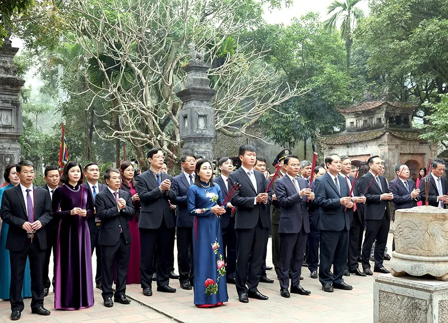 Ninh B&igrave;nh: D&acirc;ng hương nh&acirc;n kỷ niệm 96 năm Ng&agrave;y th&agrave;nh lập Đảng Cộng sản Việt Nam - Ảnh 1.