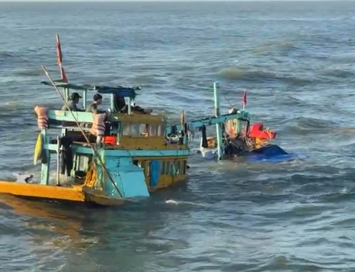 Ch&igrave;m t&agrave;u c&aacute; ở cửa cảng La Gi, 15 thuyền vi&ecirc;n được cứu vớt an to&agrave;n  - Ảnh 1.