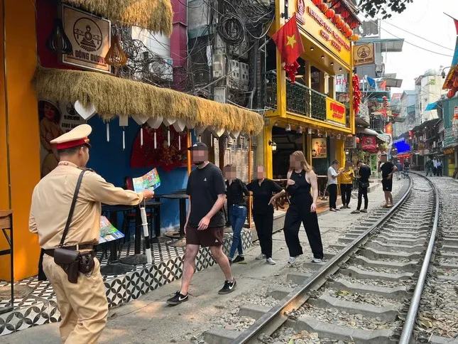 H&agrave; Nội: H&agrave;ng trăm du kh&aacute;ch được mời rời khỏi phố c&agrave; ph&ecirc; đường t&agrave;u Kh&acirc;m Thi&ecirc;n để đảm bảo an to&agrave;n- Ảnh 1.