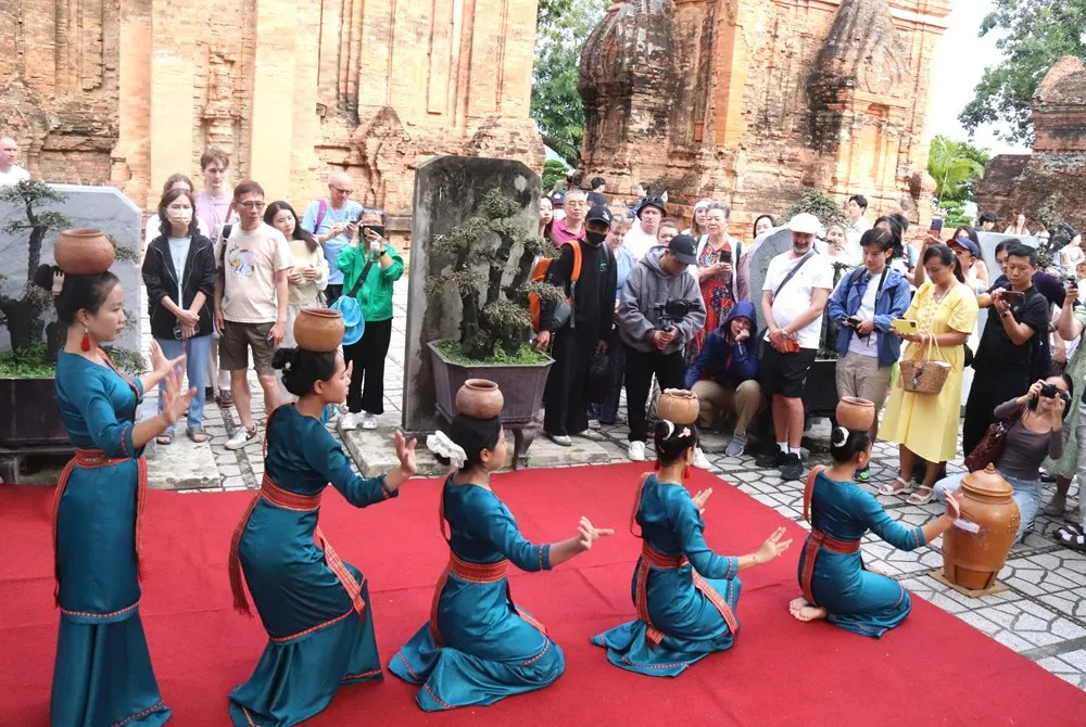 KOLs quốc tế trải nghiệm Kh&aacute;nh H&ograve;a, lan tỏa h&igrave;nh ảnh điểm đến tr&ecirc;n thị trường khu vực- Ảnh 1.