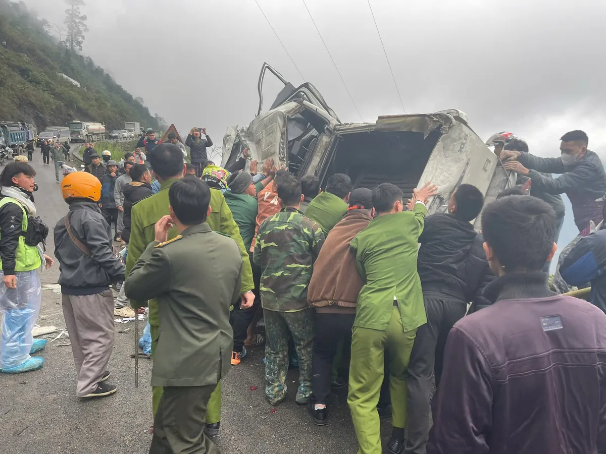Tuy&ecirc;n Quang: Xe b&aacute;n tải lật tr&ecirc;n dốc C&aacute;n Tỷ, 3 người thương vong - Ảnh 1.