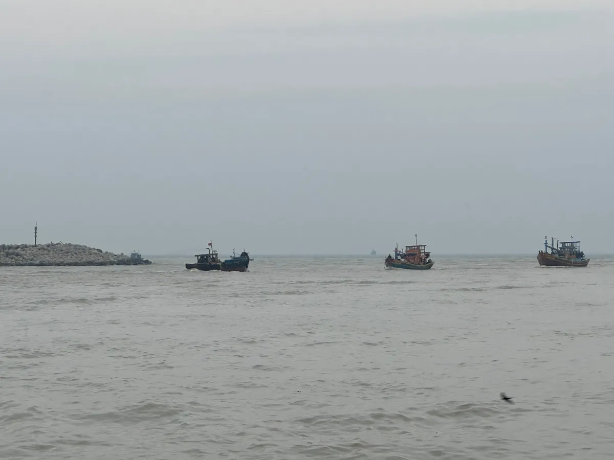 Ch&igrave;m t&agrave;u c&aacute; ở cửa cảng La Gi, 15 thuyền vi&ecirc;n được cứu vớt an to&agrave;n  - Ảnh 2.