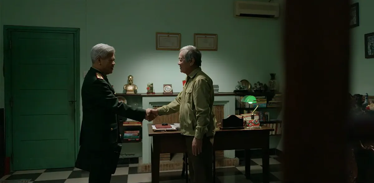 Kh&ocirc;ng giới hạn - Tập 2: Ki&ecirc;n (Steven Nguyễn) cho Lam Anh (Minh Trang) &ldquo;leo c&acirc;y&rdquo; v&igrave; nhiệm vụ khẩn cấp - Ảnh 4.