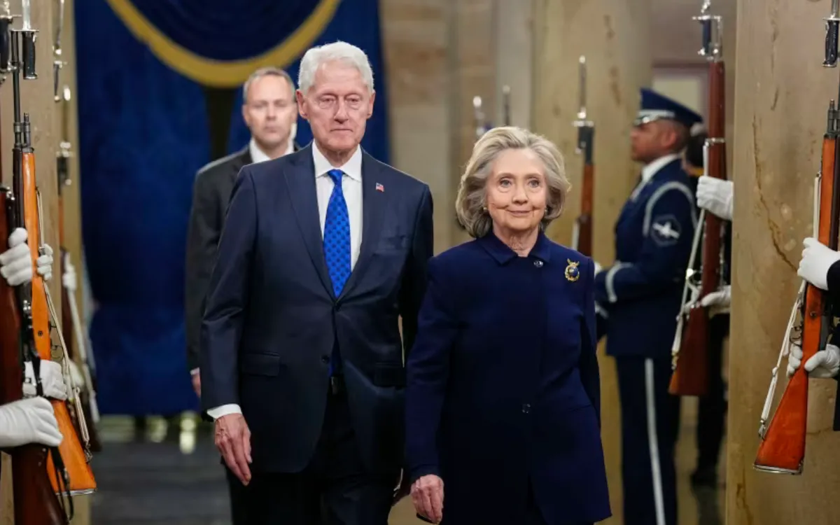 Cựu Tổng thống Bill Clinton và cựu Ngoại trưởng Hillary Clinton đến dự lễ nhậm chức Tổng thống Mỹ lần thứ 60 tại Phòng tròn của Điện Capitol ở Washington, ngày 20/1/2025 (Ảnh: AP)