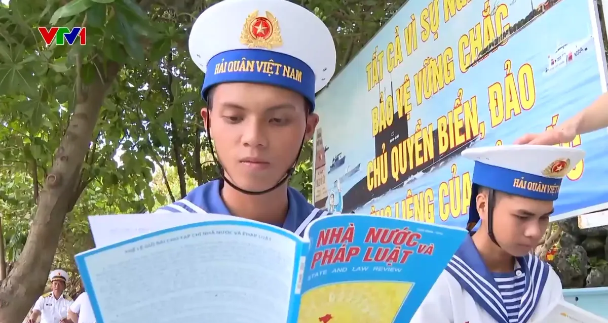 Gi&aacute;o dục ch&iacute;nh trị, tư tưởng cho c&aacute;n bộ, chiến sĩ tại Trường Sa - Ảnh 1.