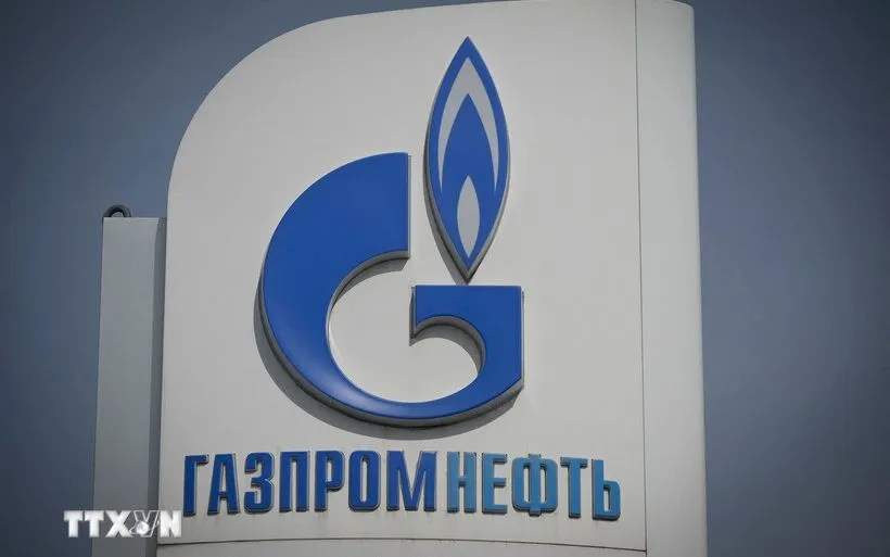Biểu tượng Tập đoàn khí đốt Gazprom tại một trạm xăng ở Moscow, Nga (Ảnh: AFP/TTXVN)